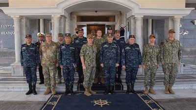 الفريق أحمد خالد يلتقي قائد القوات البحرية للقيادة المركزية الأمريكية