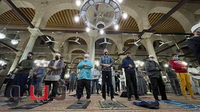 روحانيات الشهر الكريم.. المئات يؤدون صلاة التراويح في مسجد الحسين| صور