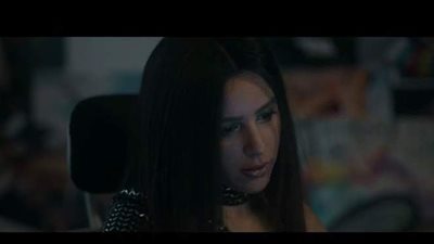 مسلسل حرب أهلية.. جميلة عوض تصور صديقتها أثناء تغيير ملابسها