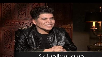 عمر كمال: كنت بحب بنت الجيران بجد مش أغنية ولسانى اتقطع بسببها | فيديو