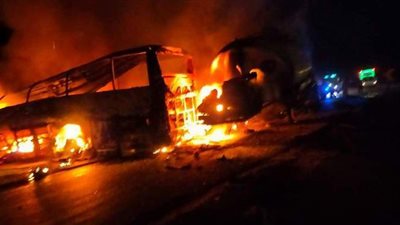 محافظ أسيوط يتفقد موقع حادث تصادم أتوبيس بسيارة نقل بطريق أسيوط البحر الأحمر