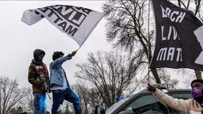 بعد احتجاجات عارمة.. استقالة قائد شرطة مينيابوليس الأمريكية وشرطية قتلت رجلا أسود