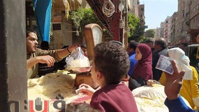 قبل الافطار.. إقبال كثيف علي الكنافة والعصاير في شبرا وعين شمس |صور