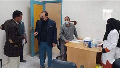 رئيس مدينة ملوي بالمنيا يتفقد مركز تطعيم لقاح كورونا