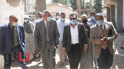 نائب محافظ قنا يقدم واجب العزاء لأسرة المنزل المنهار في أبو تشت