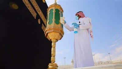 مشهد مهيب .. تطيّب الكعبة والمسجد الحرام 10 مرات يوميا | صور