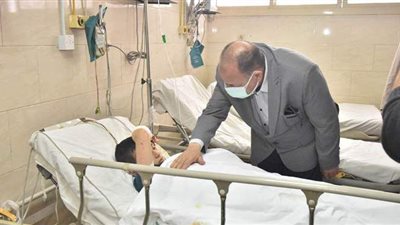 صرف مساعدات عاجلة.. محافظ أسيوط يزور مصابى أتوبيس البحر الأحمر