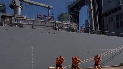 عرض نسائي راقص يحرج ضباط البحرية الأسترالية أمام زوجاتهم | فيديو