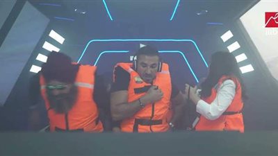 الخوف يسيطر على أحمد سعد داخل كبسولة الهوب دروب في رامز عقله طار|فيديو