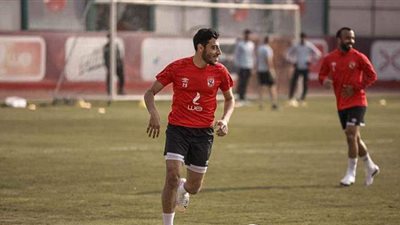 نقل أكرم توفيق للمستشفى بعد إصابته في اليد