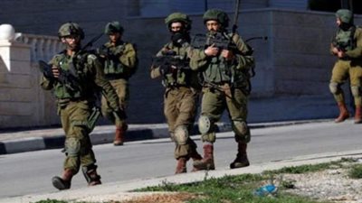 الأمن الإسرائيلي يعتدي على الفلسطينيين أثناء الصلاة عند باب العامود بالأقصى