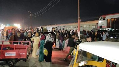 خروج قطار ركاب عن القضبان في منيا القمح | صور
