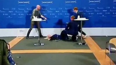 مسئولة تفقد وعيها علي الهواء أثناء الإعلان عن تخلي الدنمارك عن لقاح أسترازينيكا