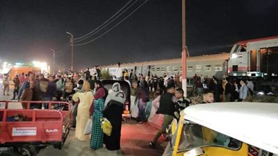لحظة خروج قطار ركاب عن القضبان في منيا القمح بالشرقية | فيديو
