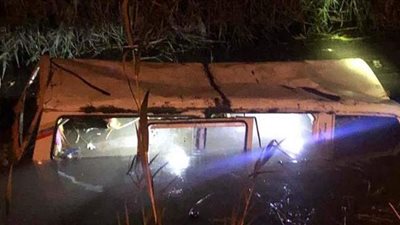 بالأسماء.. إصابة ١٢ عاملا في انقلاب ميكروباص بترعة ببرج العرب