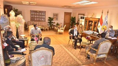 التنسيق بين مسئولي الطرق ورؤساء الأحياء لتطوير مشروع الرصف بأسيوط