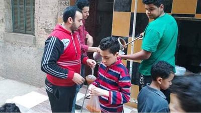 مبادرة تحولت لعادة.. شباب بالمنوفية يوزعون الفول والتمر على الأهالى مجانا| صور