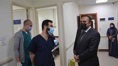 نائب محافظ المنيا يتفقد قسم العزل بالحميات والأعمال الإنشائية بـ