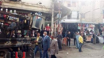 رفع الوصلات الكهربائية والإعلانات المخالفة بشوارع بلبيس