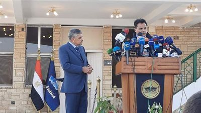 لظروف طارئة.. السماح بمغادرة فردين من السفينة البنمية إيفر جيفن