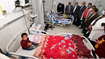 محافظ الدقهلية يزور مصابي انهيار عقار ميت غمر بالمستشفى العام