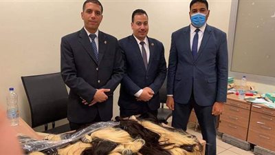 جمارك مطار القاهرة تحبط تهريب كمية من خصلات الشعر الطبيعي | صور