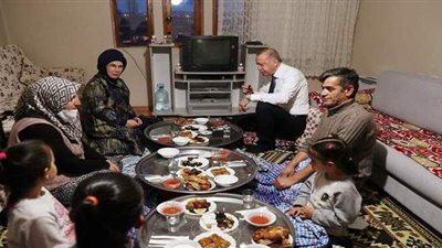 أردوغان وزوجته ضيفان على مائدة إفطار مواطن تركي | صور