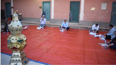 رئيس جامعة سوهاج يشارك في حصاد القمح ويفطر مع عمال المزرعة| صور