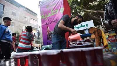 شباب شبرا الخيمة يوزعون العصائر والبلح على الصائمين قبل الإفطار| صور