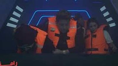 سقوط كوميدي لـ حمو بيكا ولورديانا من كبسولة رامز عقله طار|فيديو