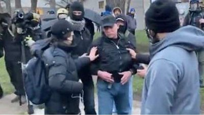 محتجون يعتدون على مراسلي 