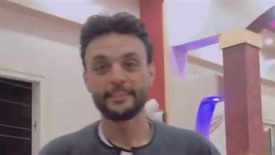 بالجلابية والسبحة.. لاعب بالدوري المصري يتوسط للصلح بين عائلتين في مغاغة | صور