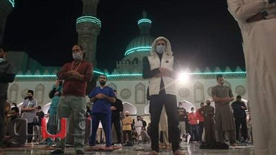 وسط أجواء روحانية.. المئات يؤدون صلاة التراويح في الجامع الأزهر | صور