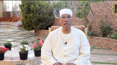 تفاصيل أزمة الشيخ الطاروطي.. ظهر في صلاة التراويح دون كمامة.. الأوقاف تمنعه من الخطابة وتغلق المسجد.. يعتذر ويتعهد بالالتزام