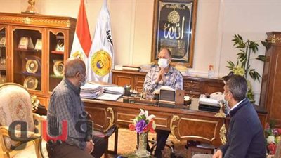 محافظ أسيوط يوجه مسئولي هيئة الطرق بالالتزام بالجداول الزمنية لمشروعات الرصف