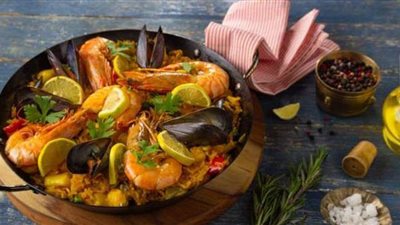 بطريقة سهلة وبسيطة.. الوصفة الكاملة لتحضير «بايلا سي فوود» | فيديو