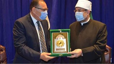 محافظ الشرقية يهدي وزير الأوقاف درع المحافظة | صور
