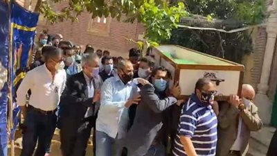 لحظة دفن الكاتب الصحفي مكرم محمد أحمد بمقابر مدينة نصر |فيديو