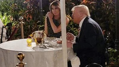 ميلانيا وترامب يتناولان عشاء رومانسيا في مطعم بفلوريدا