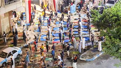 في الساحات والشارع.. أهالي مطروح يصلون التراويح وفقا للإجراءات الاحترازية