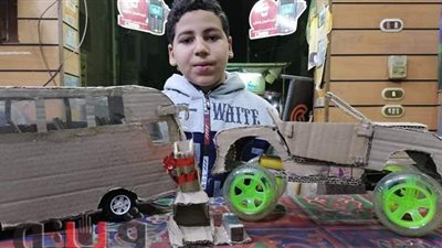 بالشمع والكرتون.. حكاية «عبد الله» ابن المنيا في إعادة تدوير ألعاب الأطفال | فيديو