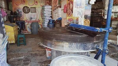 عم أشرف.. حكاية مدرس يصنع الكنافة والقطايف منذ 40 عاما بالإسكندرية