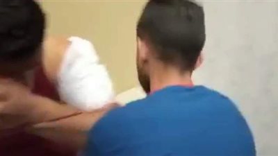 لحظة اعتداء مجهولين على ممرض بمستشفى التل الكبير بالإسماعيلية | فيديو