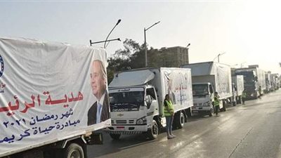 15 شاحنة طعام.. محافظ أسيوط يشهد انطلاق قوافل 