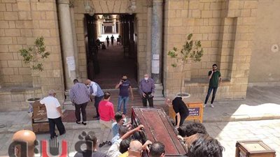 لحظة وصول جثمان والدة أحمد خالد صالح إلى مسجد عمرو بن العاص | فيديو