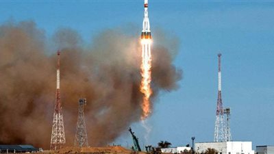 هبوط طاقم من رواد الفضاء بروسيا | فيديو