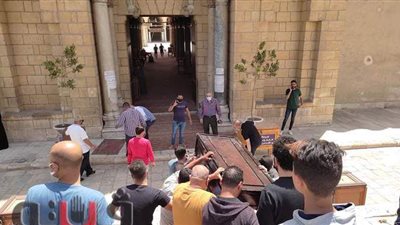 انهيار هنادي مهنا حزنا على وفاة والدة زوجها أحمد خالد صالح | فيديو