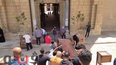 لحظة صلاة الجنازة على والدة الفنان أحمد خالد صالح | فيديو