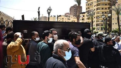 لحظة تشييع والدة أحمد خالد صالح من مسجد عمرو بن العاص | صور