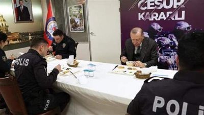 أردوغان يشارك عناصر الشرطة التركية إفطارهم | صور